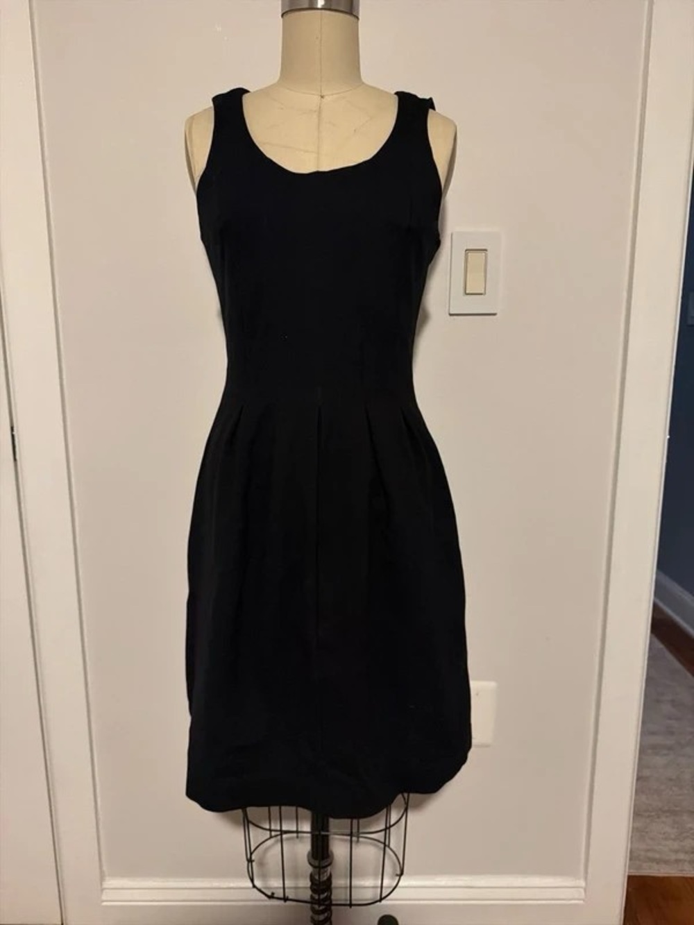 Elegant Black Sleeveless Maxi Dress with Sculpted Waist